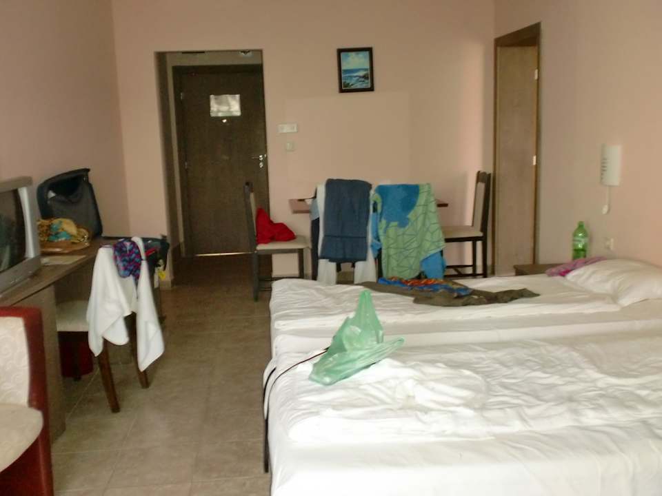 1 Zweibettzimmer mit Tisch und Safe Odessos Park Hotel