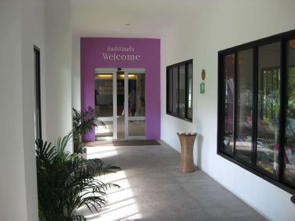 Rechts der kleine Supermarkt Sunwing Kamala Beach