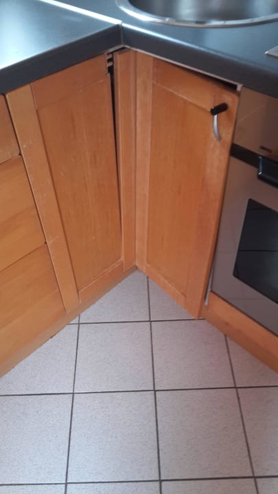 Defekter Kücheneckschrank Tür, der an Tag 2 reparier wurde Hotel Düne Süd