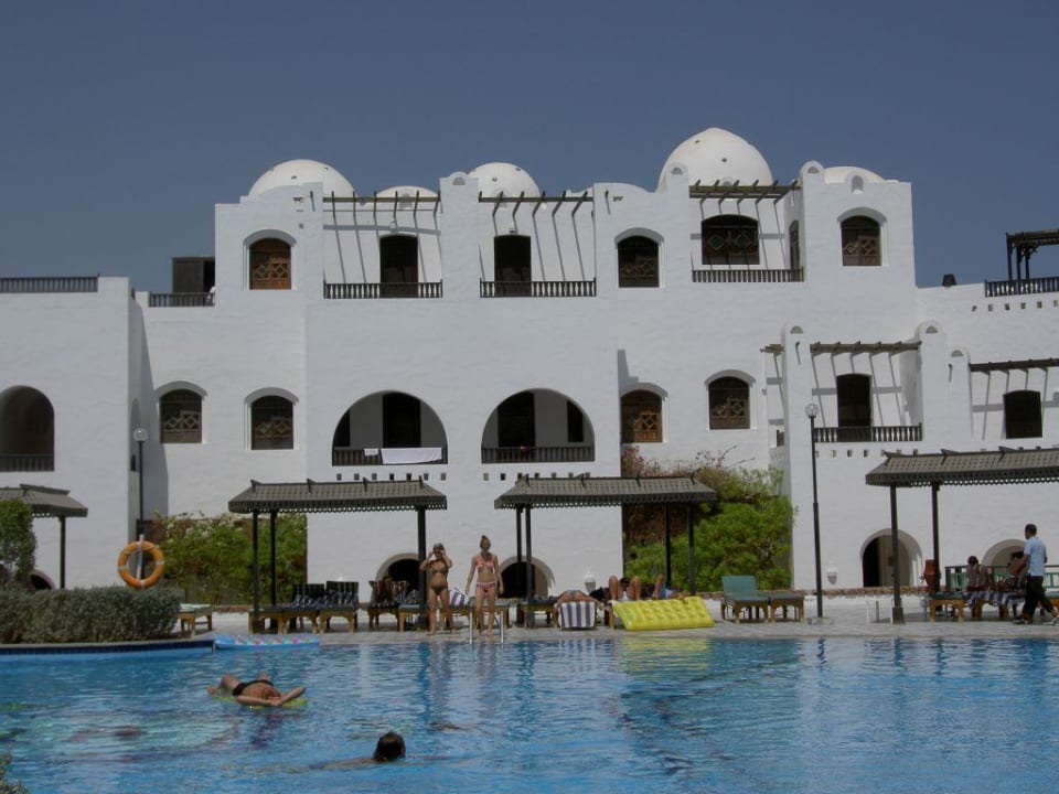 Blick vom Pool auf Block C Arabella Azur Resort