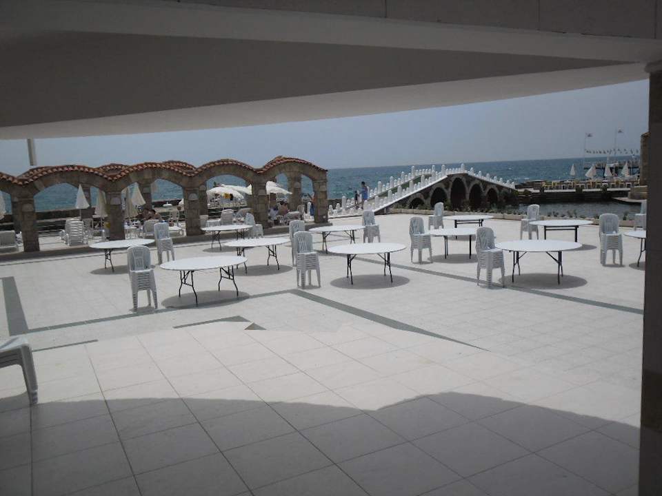 Terrasse, hier auch Hochzeitsfeiern zu sehen Hotel Club Sera