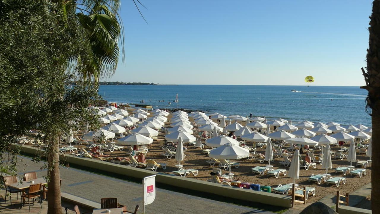 Blick von der Bonsai Bar zum Strand Arum Barut Collection
