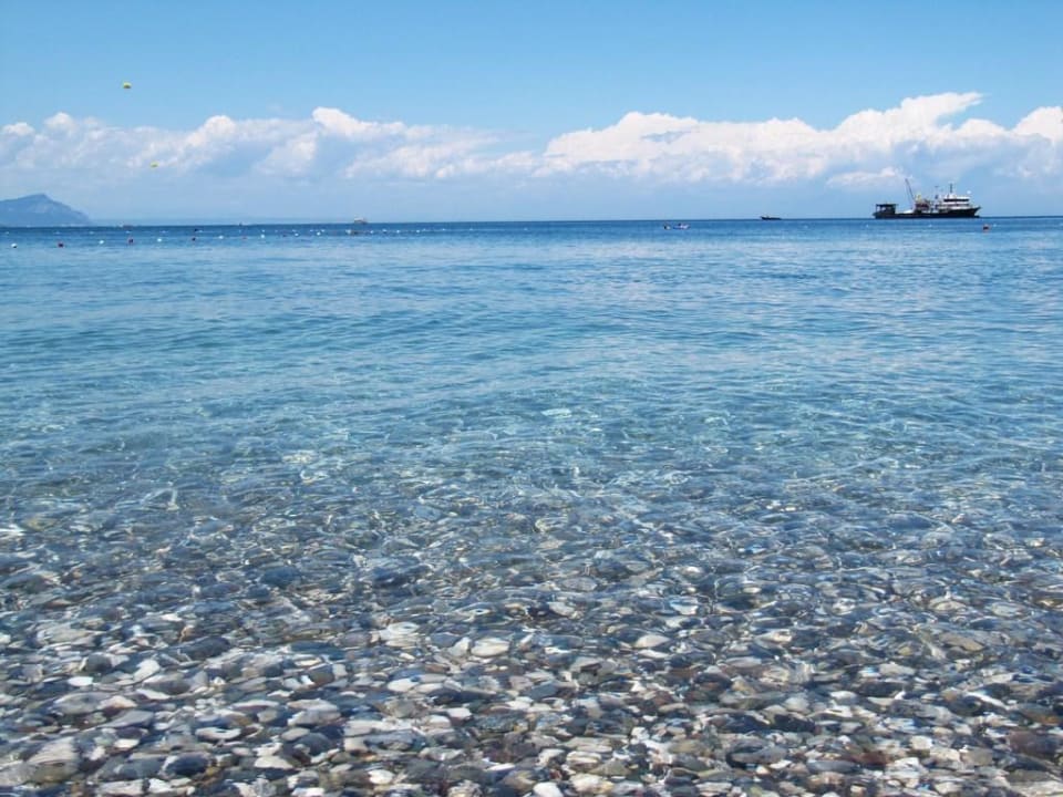 Das klare Wasser am Beach İmperial Turkiz Resort Hotel