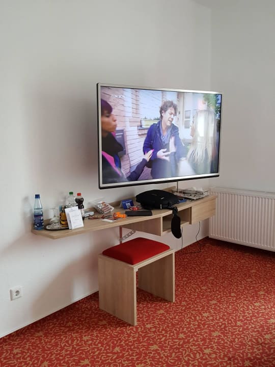 55" TV mit Schreibtisch Hotel Petersen