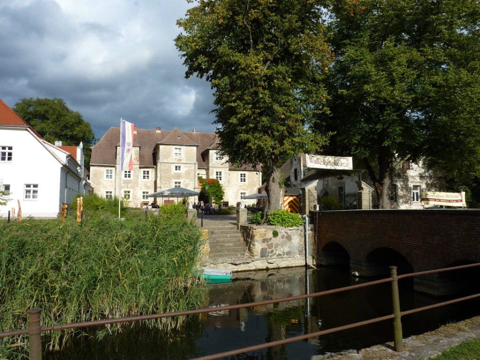 Vor der Brücke Wasserschloss Mellenthin