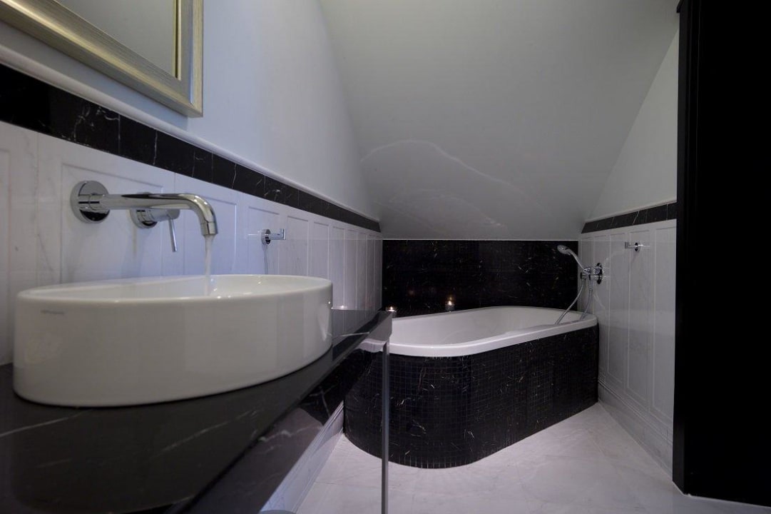 Łazienka jednego z pokoi w Dworze Hotel Dwór w Zabużu