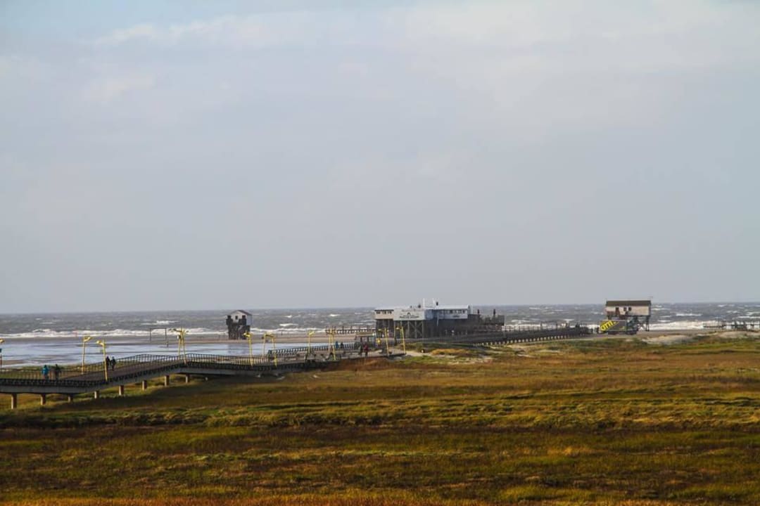 Ausblick auf dem Zimmer auf die Pfahlbauten Strandgut Resort