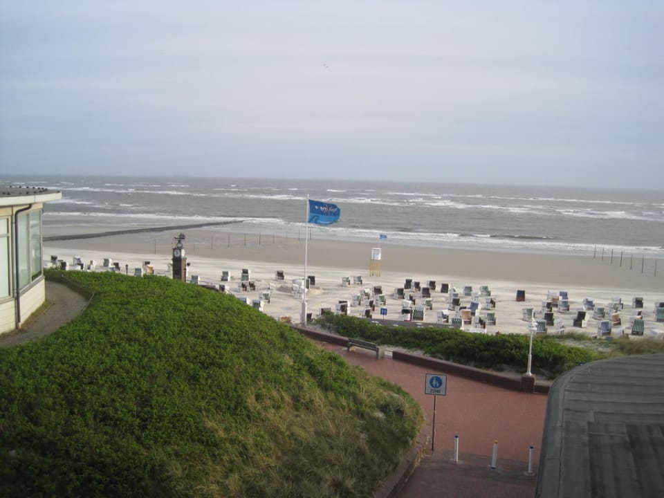 Blick vom Zimmerbalkon auf die Nordsee Strandhotel Gerken
