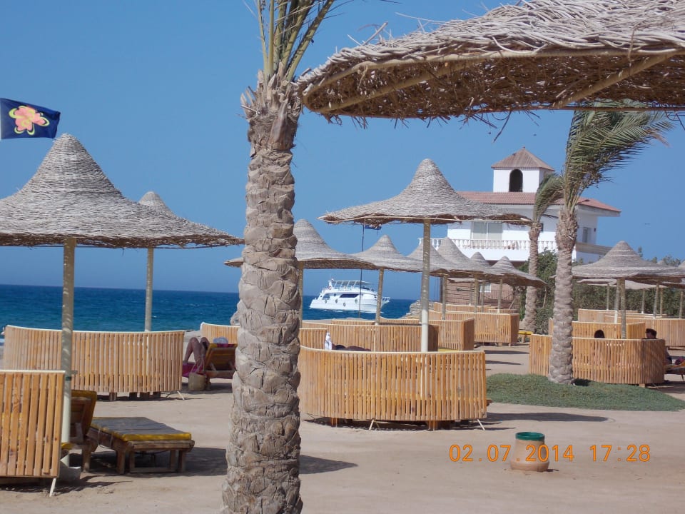 Пляж у моря Desert Rose