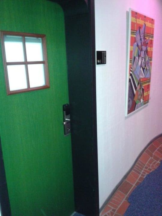 Flur mit Eingangstür Arthotel Magdeburg