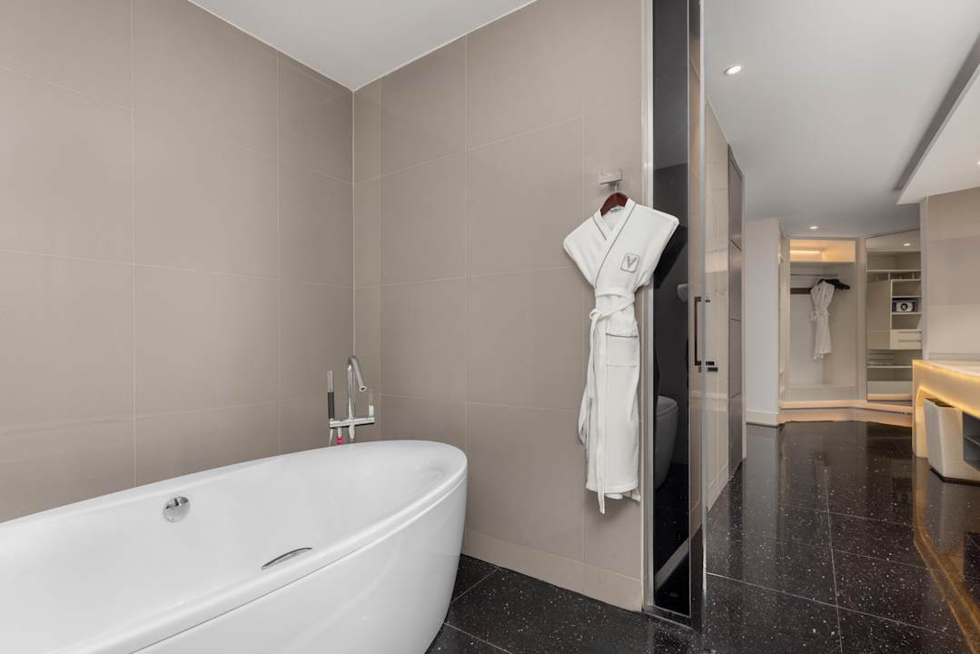 Zimmer V Hotel Dubai, Curio Collection by Hilton