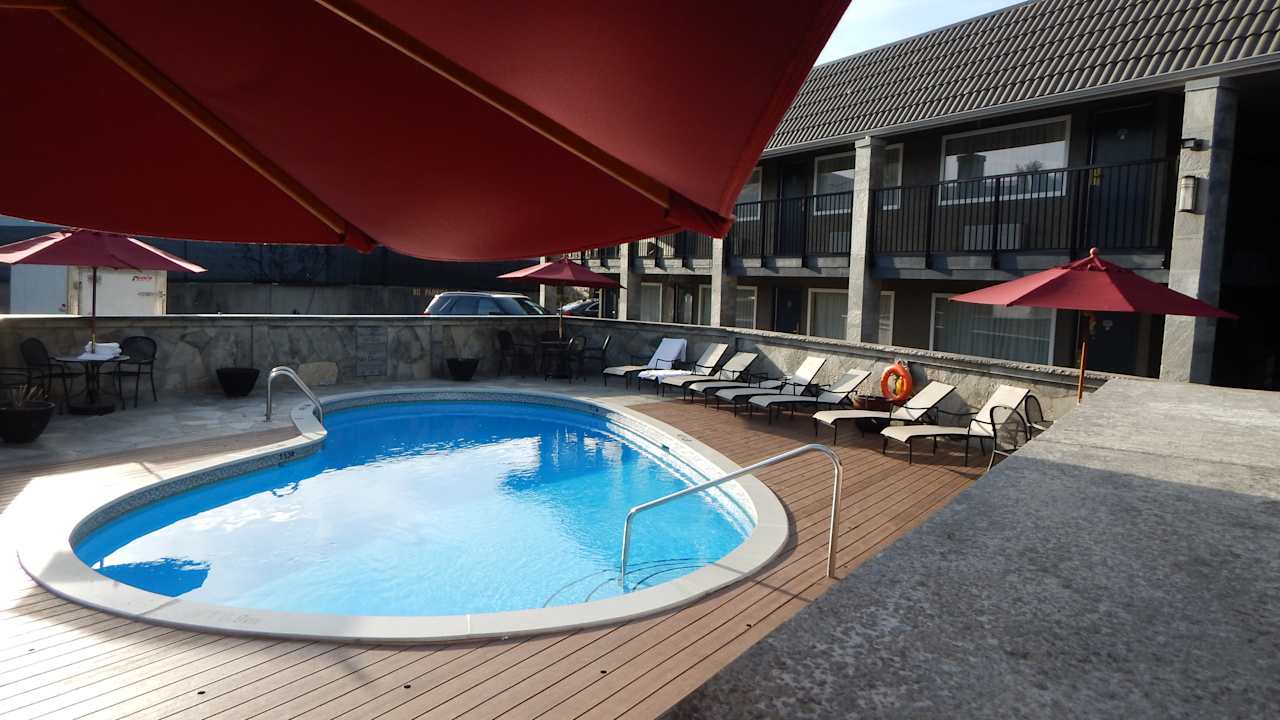 Pool Best Western Plus Burnaby Hotel
