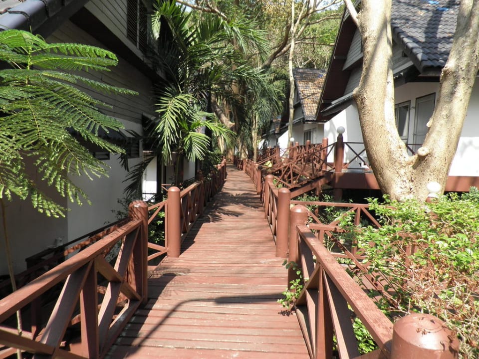 Weg zu den hinteren Bungalows Hotel Coral Island Resort