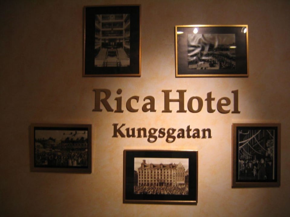 Am Eingangsbereich Scandic Hotel Kungsgatan