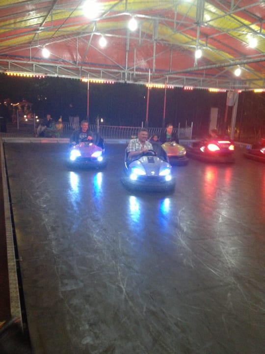 Autoscooter auf dem Rummelplatz Saturn Palace Resort Hotel