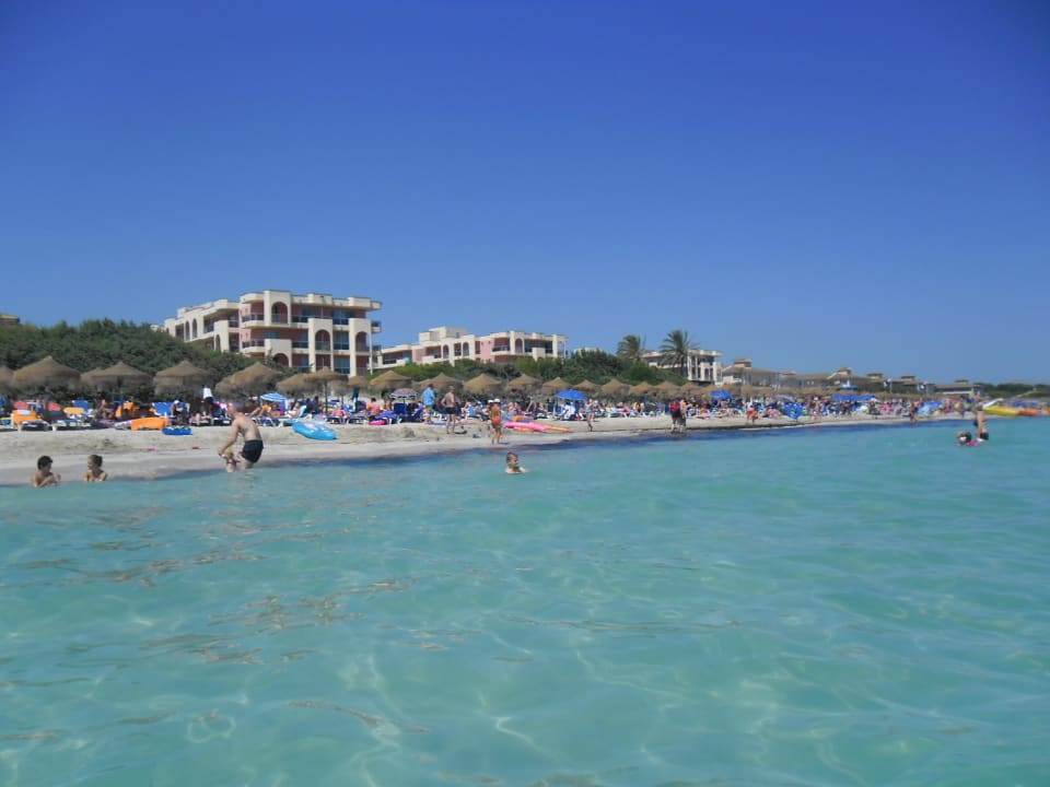 Blick vom Meer zum Strand vor Alcudia Pins Grupotel Alcudia Pins