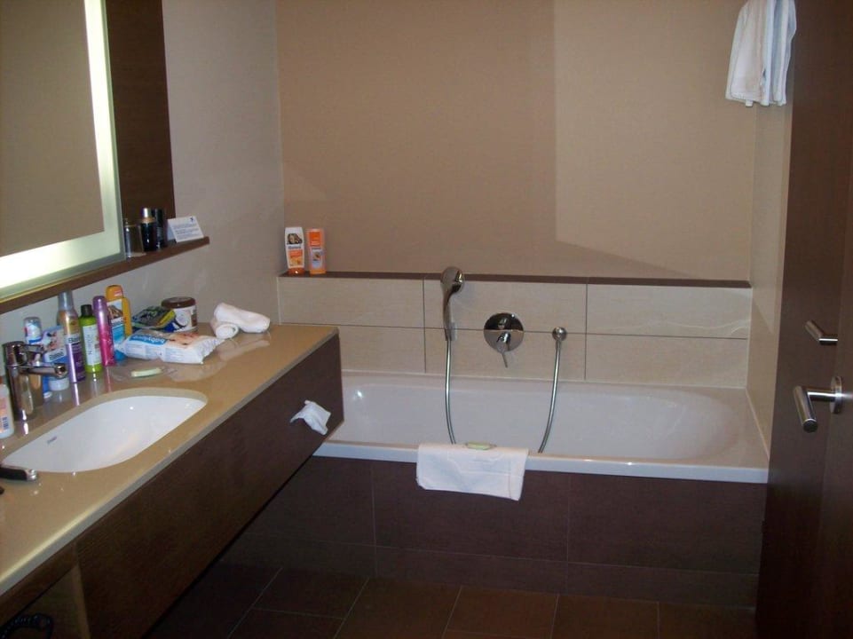 Badewann & Dusche, alles sehr sauber Falkensteiner Hotel Bad Leonfelden