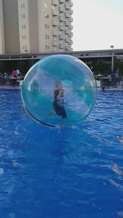 Lopen in de bal op het water Grand Park Lara Hotel