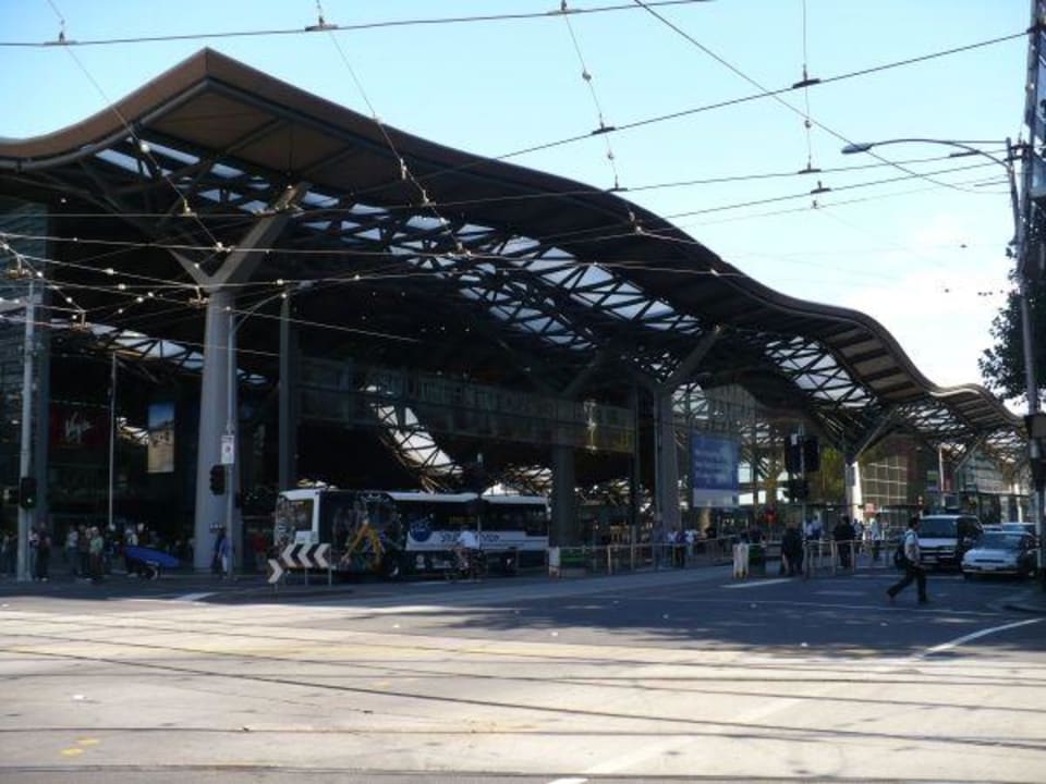 Blick zur Railway Station Quality Hotel Batman's Hill on Collins