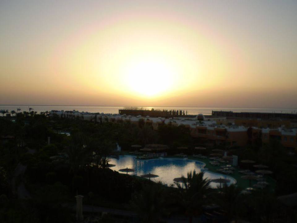 Sonnenaufgang über dem roten Meer Golden Beach Resort