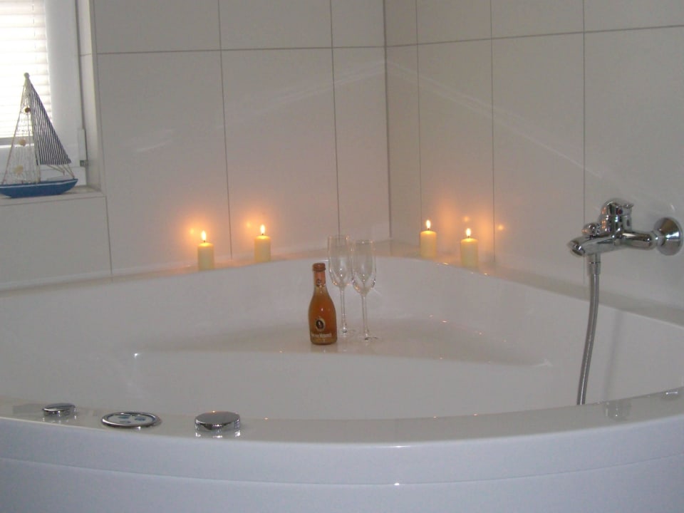 Bad mit Dusche und Whirlpool Ferienwohnung Kleine Brise
