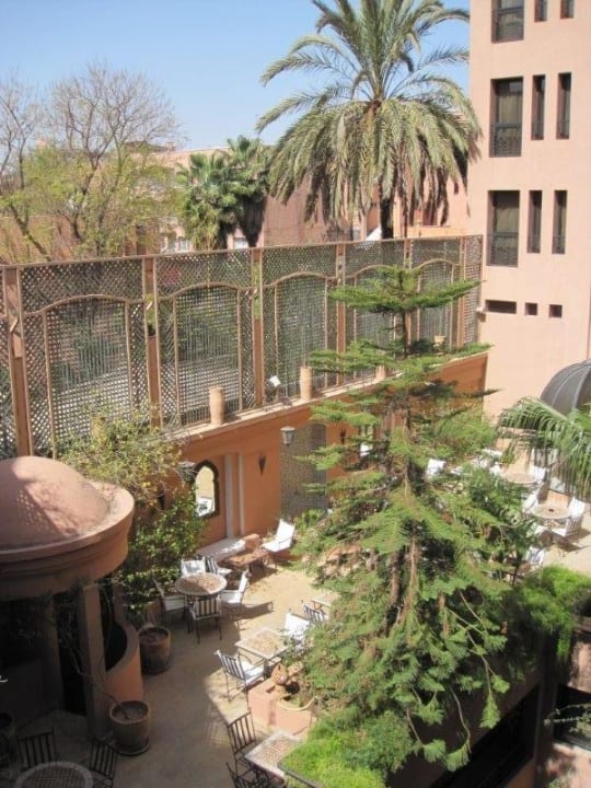 Blick auf Terrasse & Pool Hotel Nassim