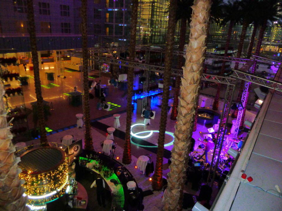 Die Hotelbar von oben fotografiert Hilton Munich Airport