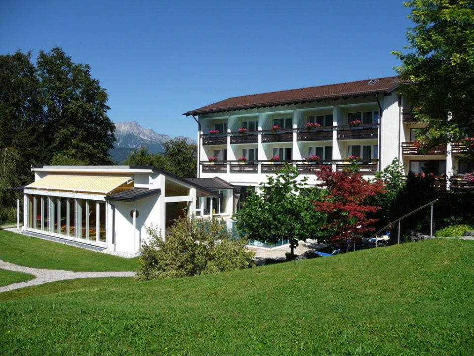 Außenpool mit Sonnenpavillon Alm- & Wellnesshotel Alpenhof