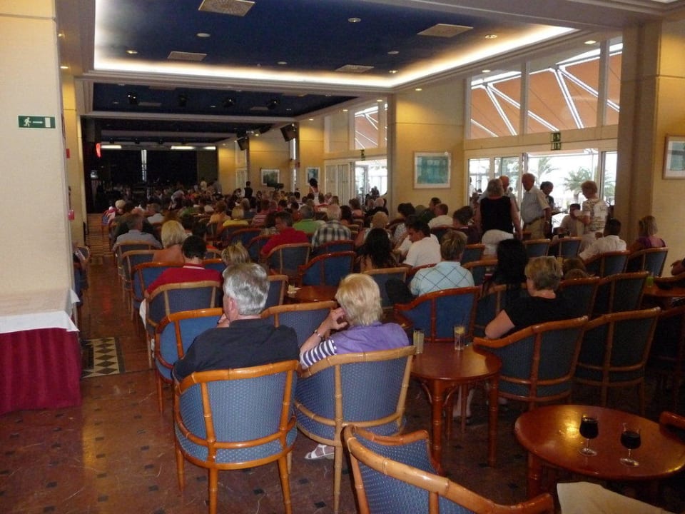 Animation am Abend Hotel Riu Oliva Beach Resort