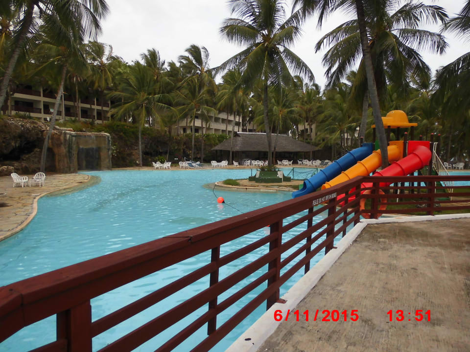 Blick auf Wasserfall PrideInn Flamingo Beach Resort & Spa