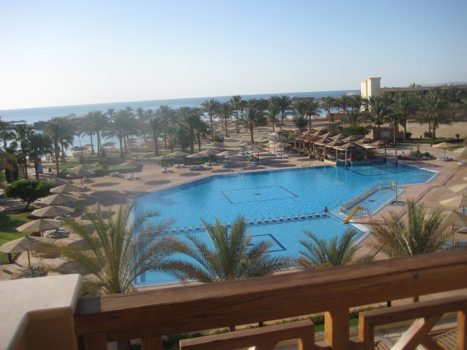 Blick vom Balkon auf Pool und Strand Continental Hotel Hurghada