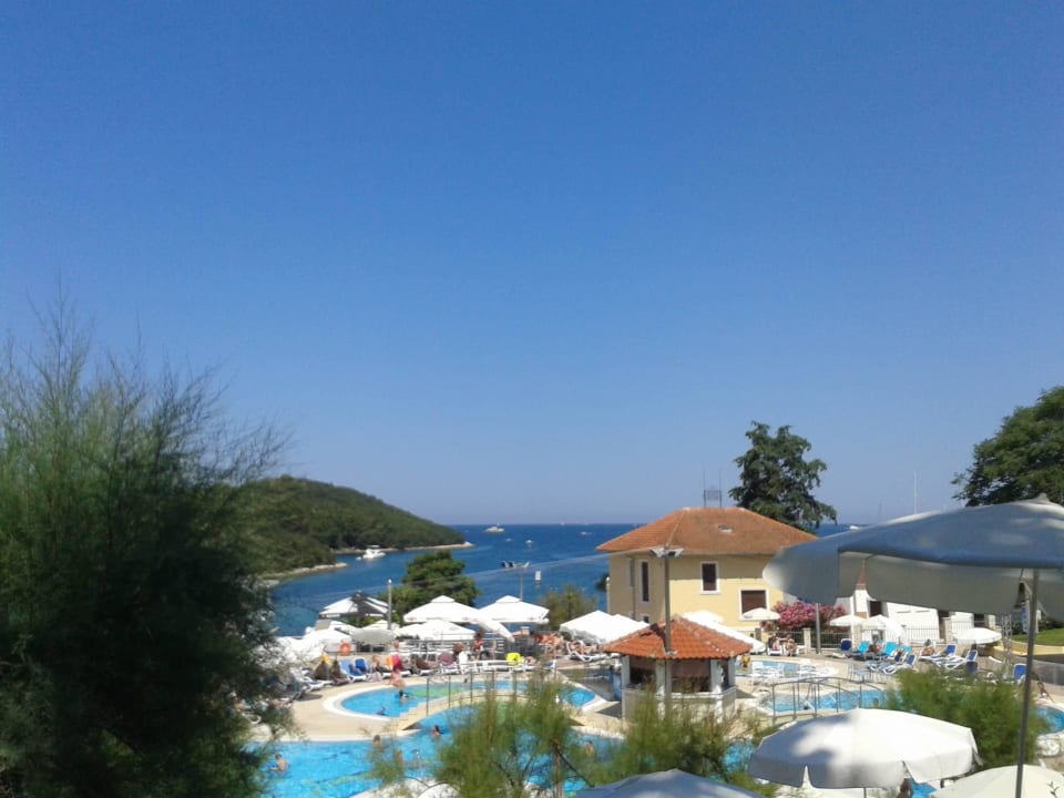 Pool von der Rezeption aus Maistra Select Belvedere Resort