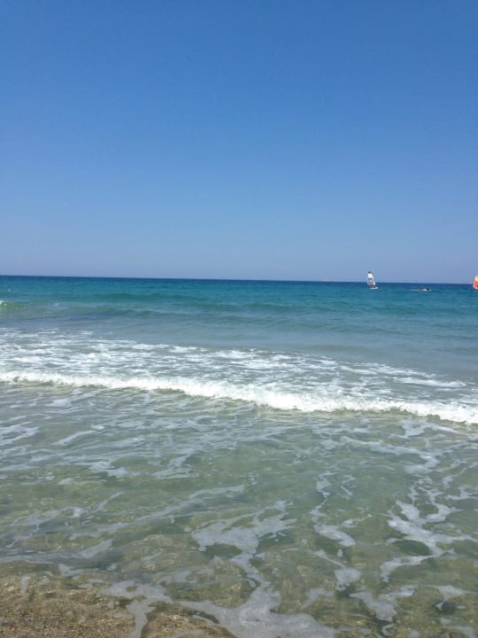 Sauberes Wasser am Strand Hotel Kouros Palace