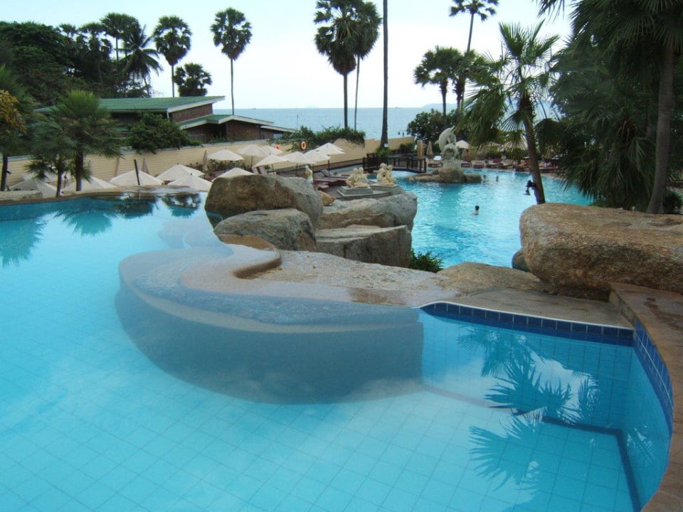 Poolanlage mit Blick auf Meer Long Beach Garden Hotel & Pavilions