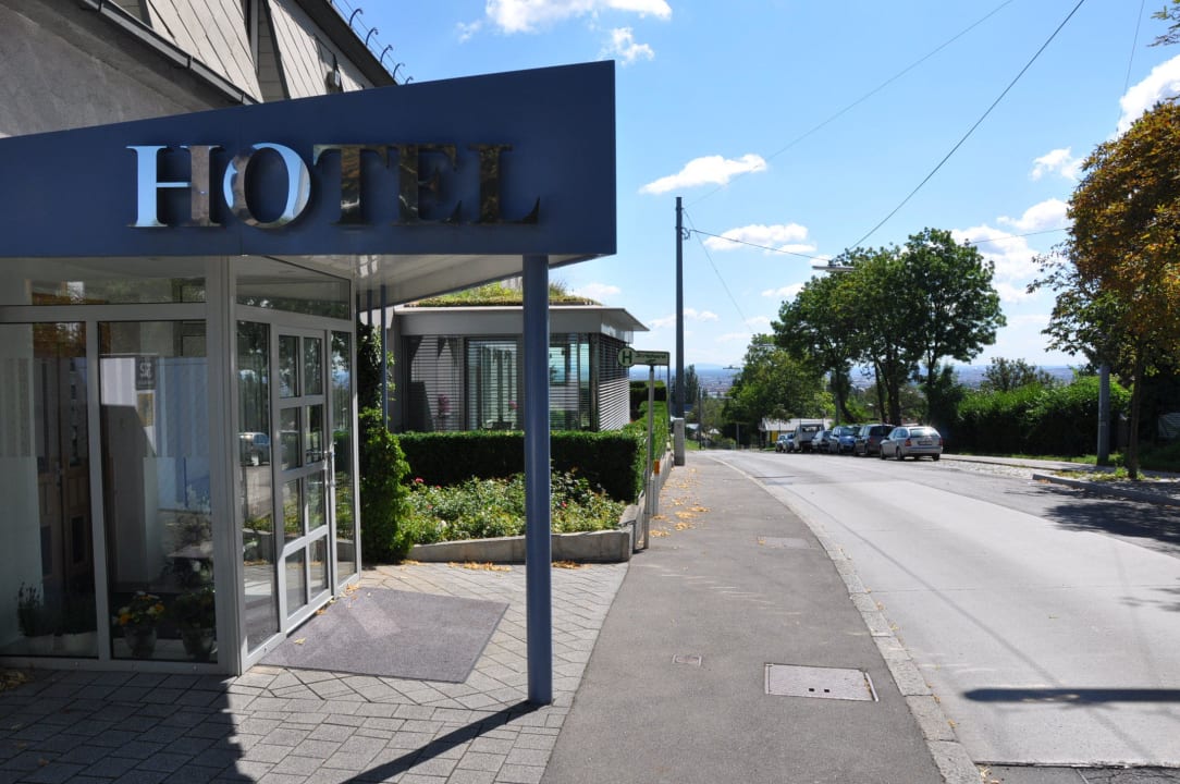 Hoteleingang Bio-Hotel Schani Wienblick