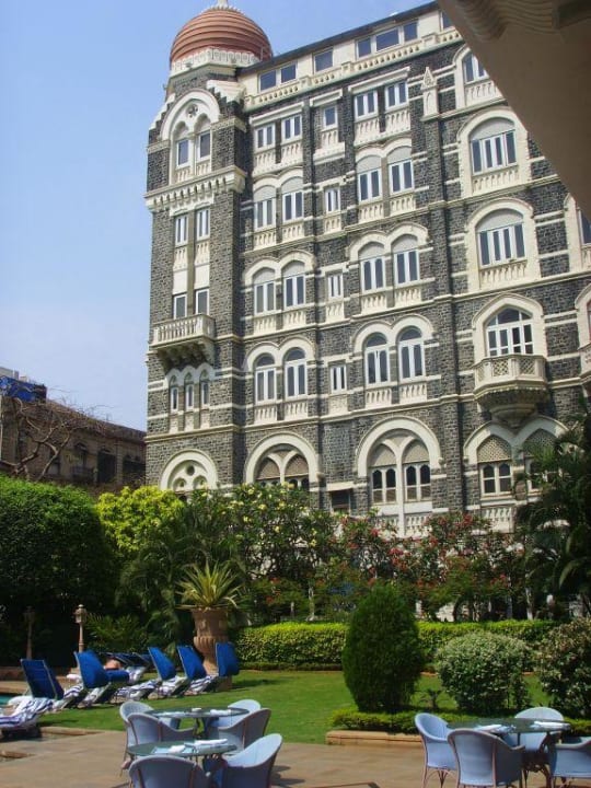 Poolbereich im Garten Hotel The Taj Mahal Palace & Tower