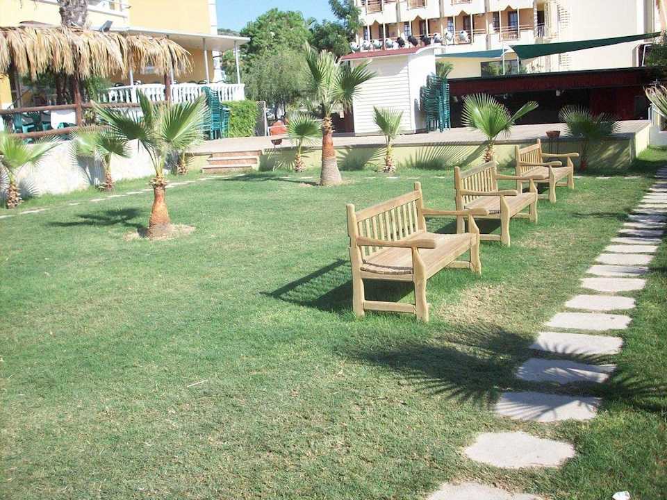 Gartenanlage kurz vor dem Strand Club Dizalya