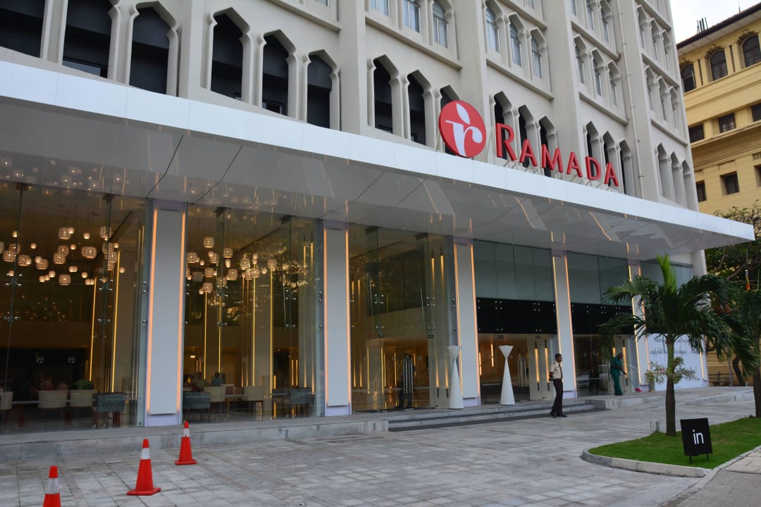 Eingang Ramada by Wyndham Colombo