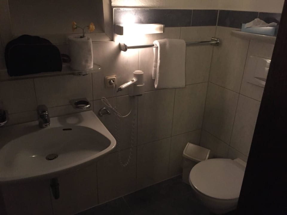 Eiskalt und stockdunkel (einzige Lampe) Hotel Pelikan