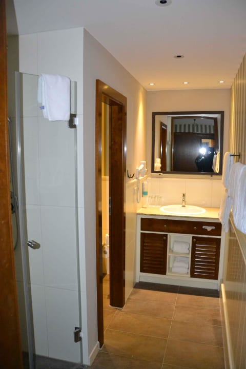 Bad - Links die Dusche dahinter die Toilette Hotel Bell Rock Europa-Park