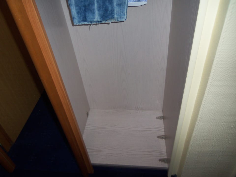 Schrank Leonardo Hotel Hannover Airport