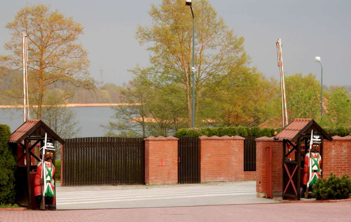 Bewachte Einfahrt Hotel Mazurski Dworek