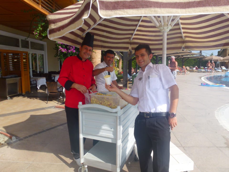 Es wurden Eisbecher mit Früchten am Pool verteilt Adalya Resort & Spa - Adults Only