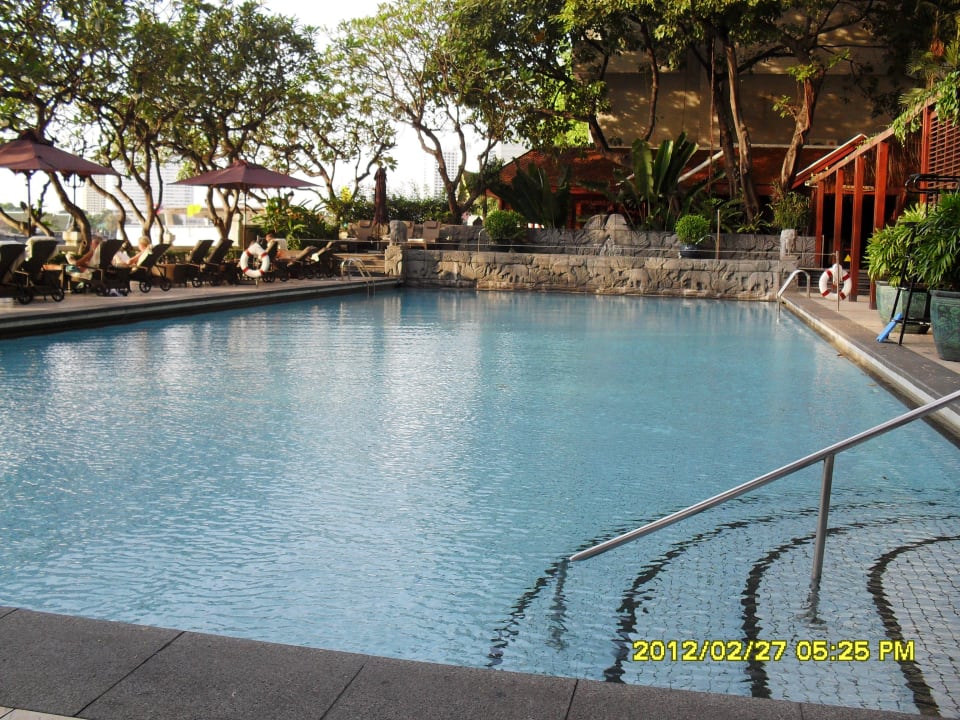 Die sehr schöne Poolanlage Shangri-La Hotel, Bangkok