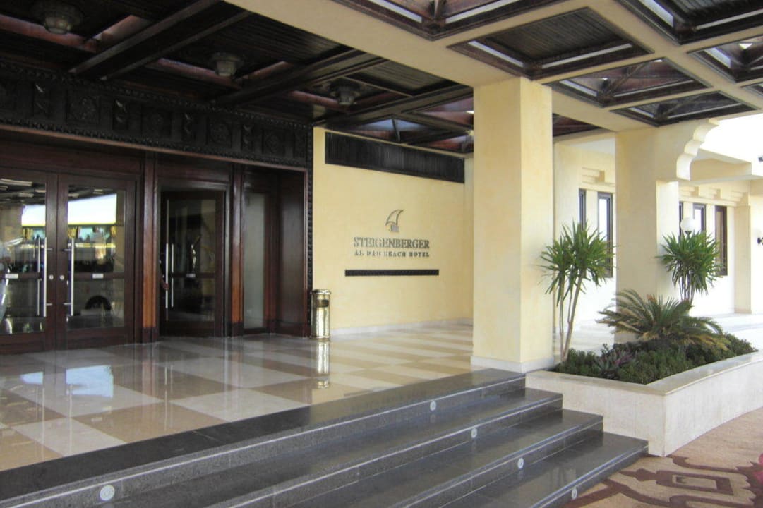 Hoteleingang Steigenberger ALDAU Beach Hotel