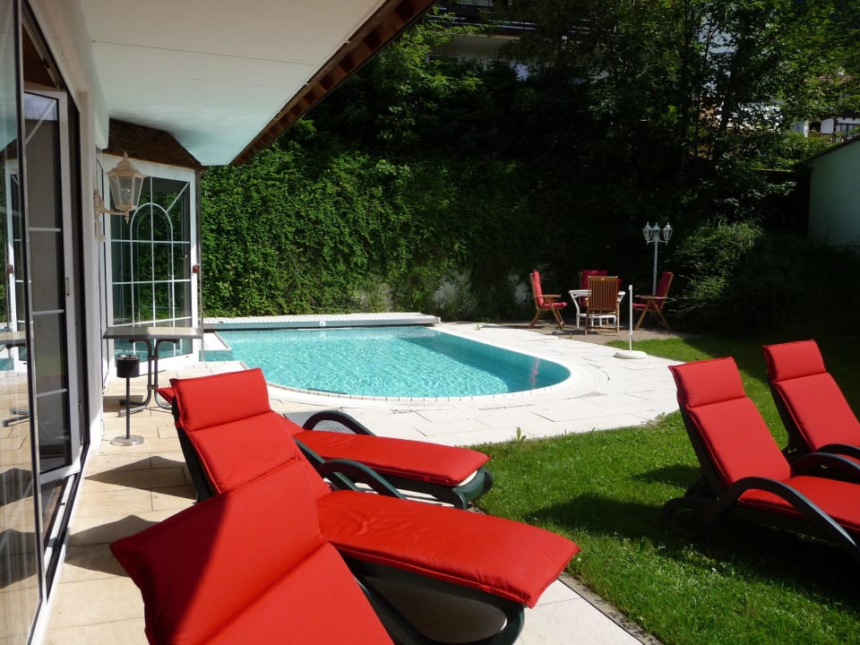 Aussenpool mit Strömungsanlage und Liegen Hotel Jagdhof