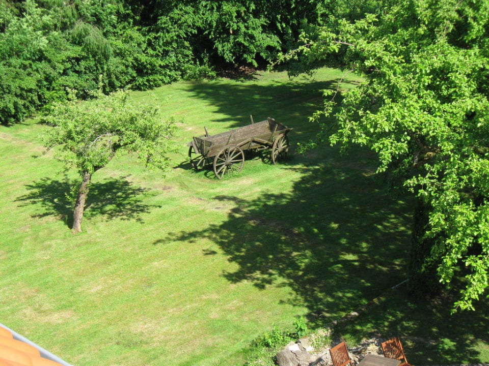 Blick in den Hotelgarten aus unserer Suite Romantisches Hotel Menzhausen