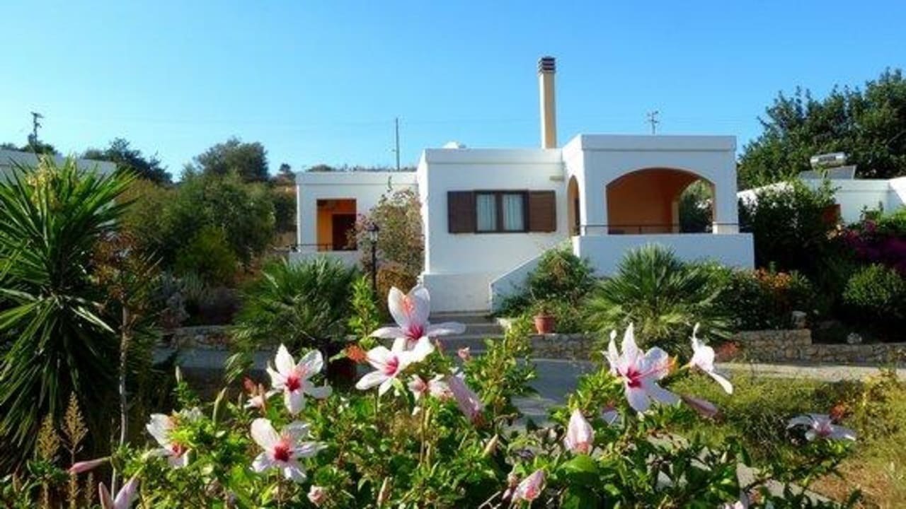 Blick auf eine der größeren Villen Marialena Villas