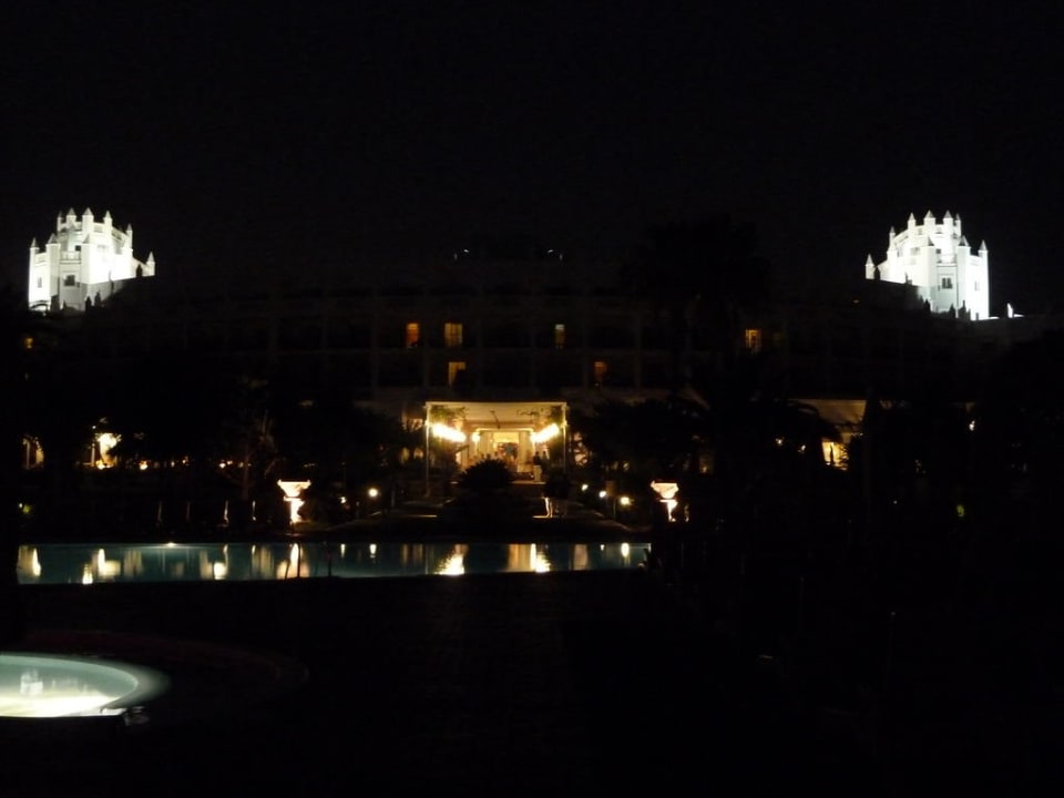 Pool und Hotel bei Nacht Hotel Riu Palace Meloneras