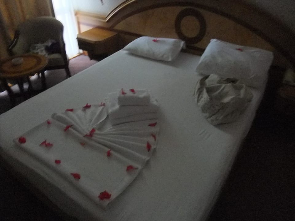 Schönes dekoriertes Bett Rubi Hotel